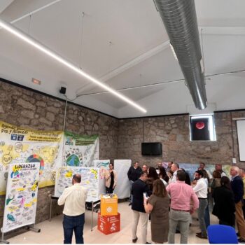 Representantes de distintas administraciones participan en una dinámica de trabajo en equipo dentro de una sala de reuniones.