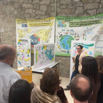 Representantes de distintas administraciones participan en una dinámica de trabajo en equipo dentro de una sala de reuniones.