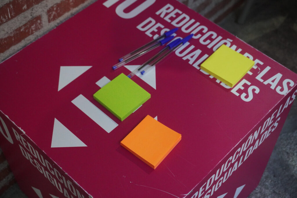 Cubo de cartón del ODS 10 