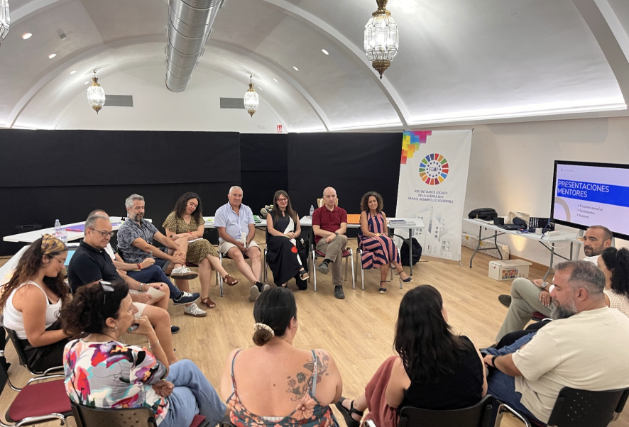 Representantes políticos sentados en círculo participan en un taller