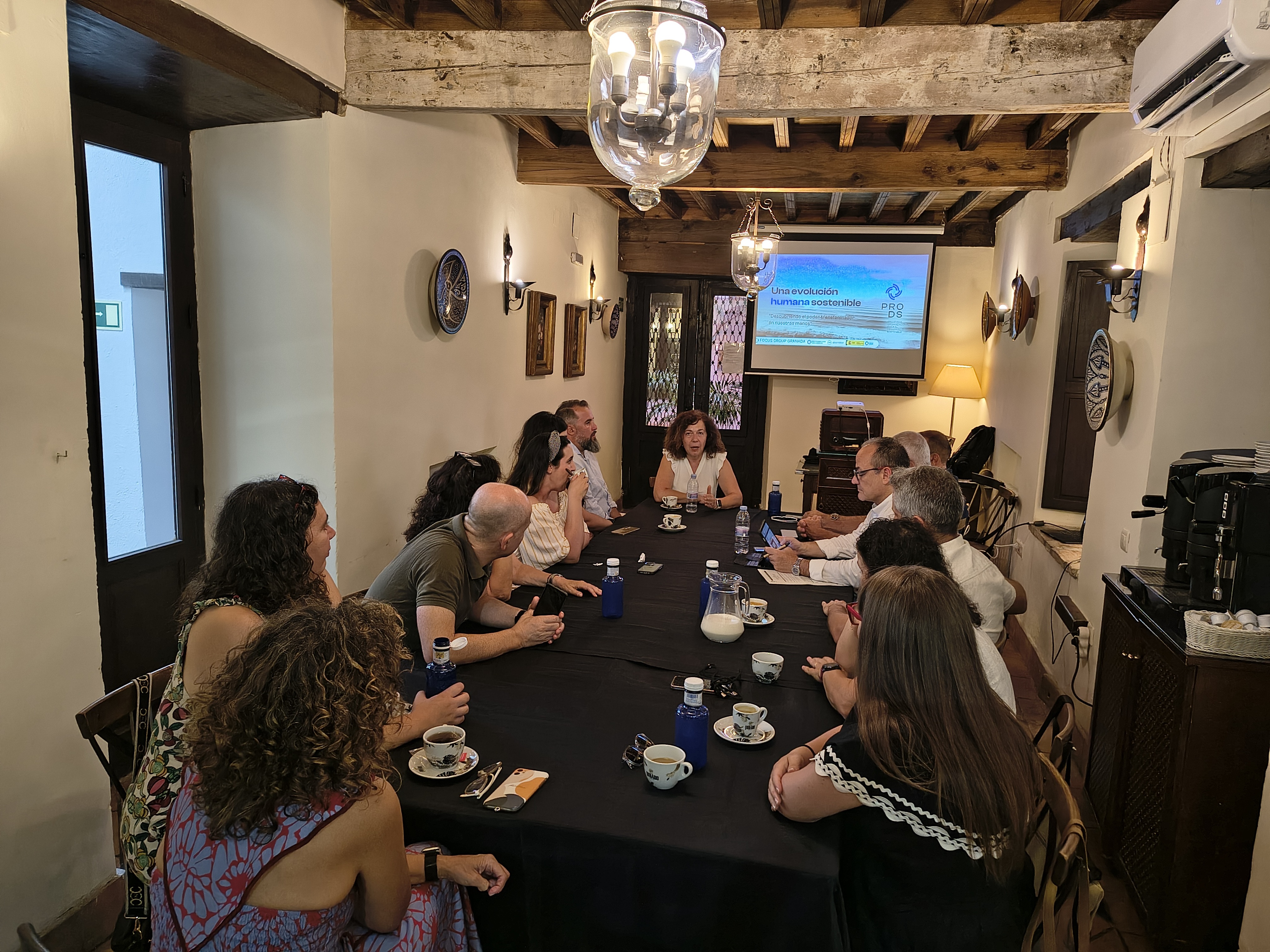 Representantes políticos durante un evento