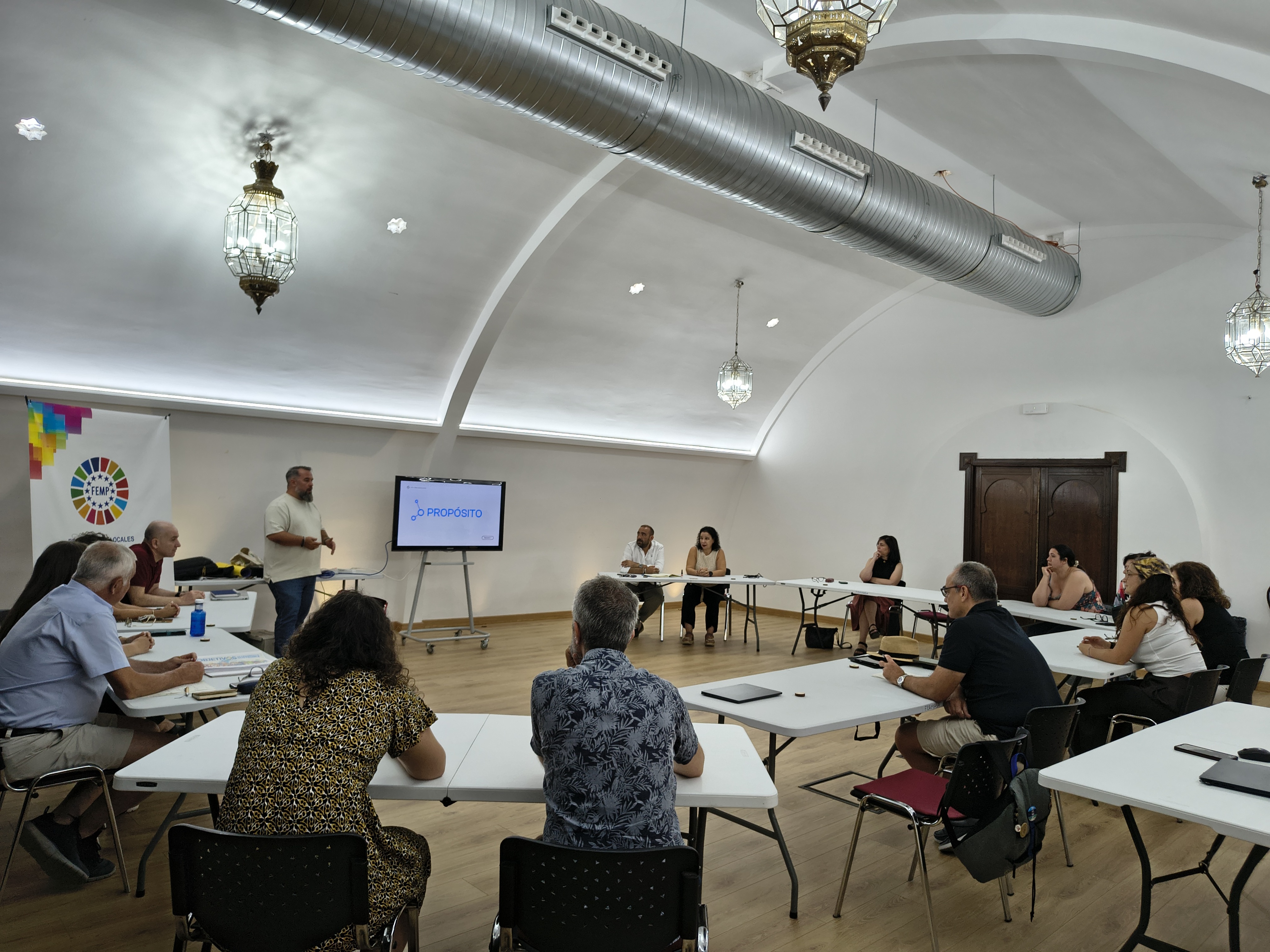 Representantes políticos participan en un taller